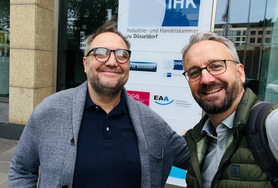 Troy McNeil von OptionOmega (links) und Thorsten Eberhart vor dem Eingang von IHK und Börse Düsseldorf